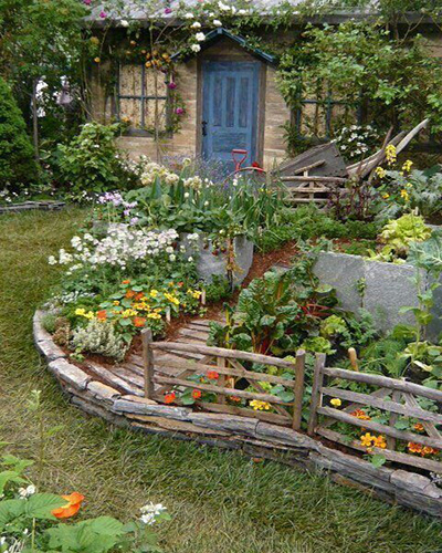 traditional garden with barne fences